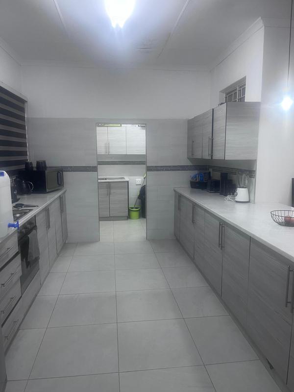 To Let 3 Bedroom Property for Rent in Riviera Park North West